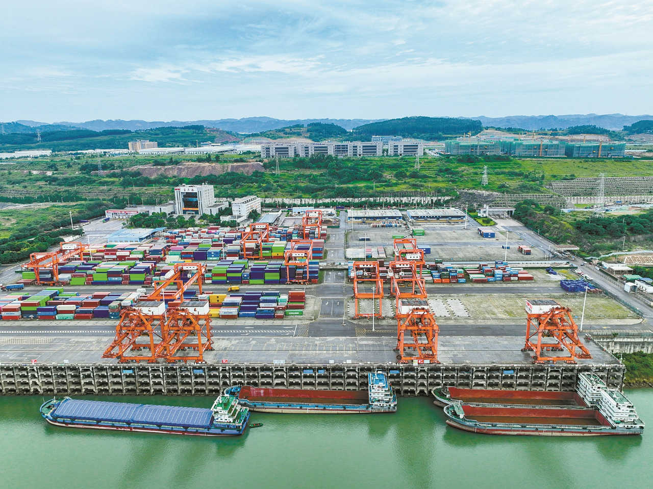 1-8月宜賓主要經濟指標數據出爐 新能源汽車增長96.8%，互聯網信息服務表現亮眼